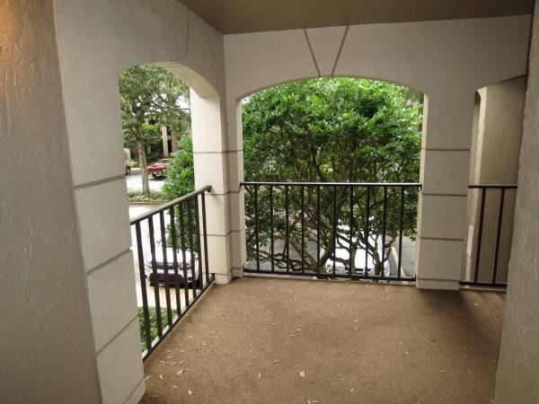 Building Photo - 1055 Kensington Park Dr