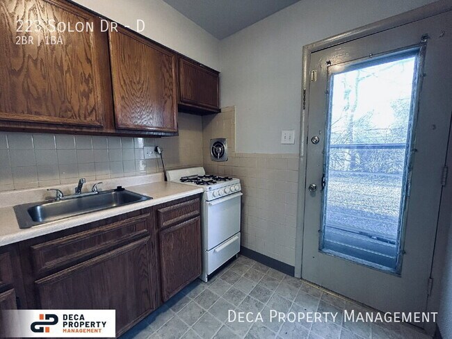 Foto del edificio - 223 Solon Dr