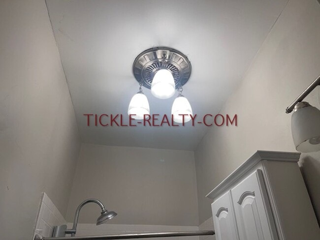 Building Photo - 626 University Ave