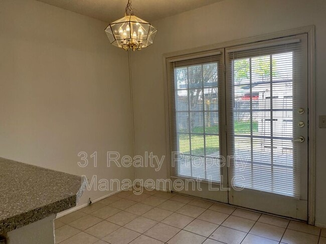 Foto del edificio - 2332 Forestbrook Dr