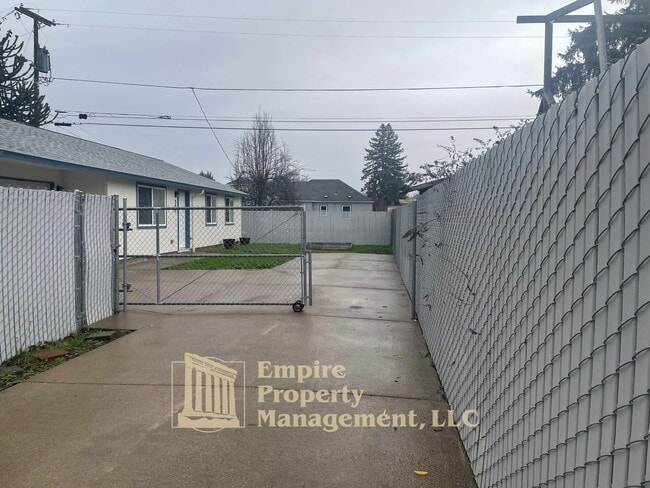 Photo - 355 Maple St House