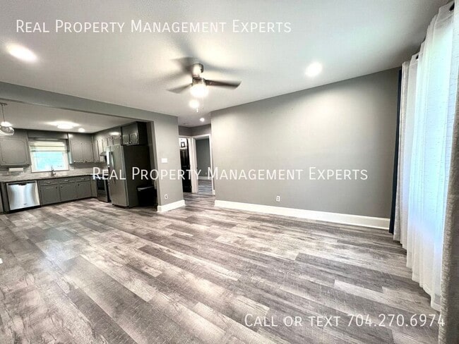 Foto del edificio - 8001 Linda Lake Dr