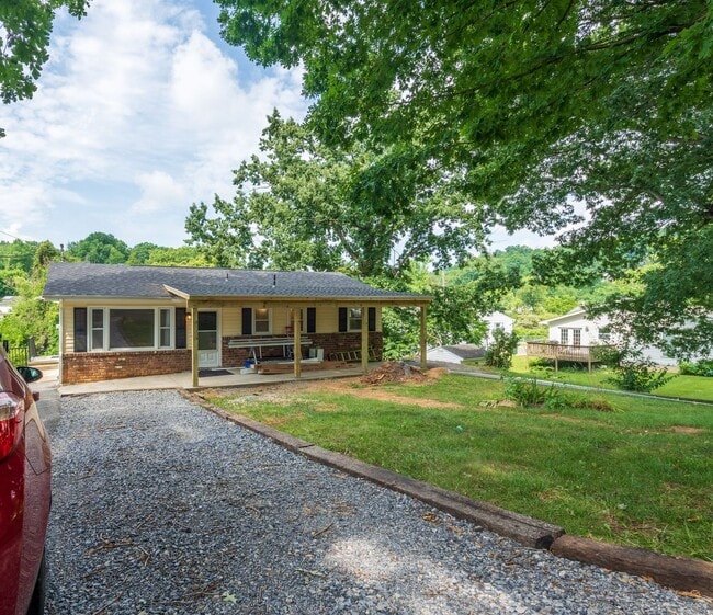 Building Photo - 2 bed and 1.5bath house with office space ...