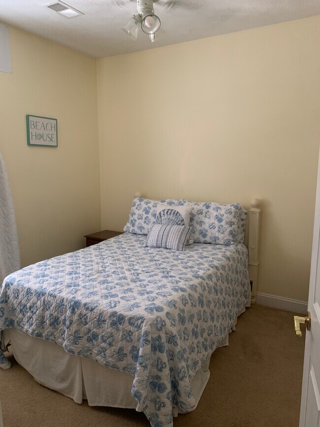 Bedroom #1 Full bed - 100 Fountain Pointe Ln