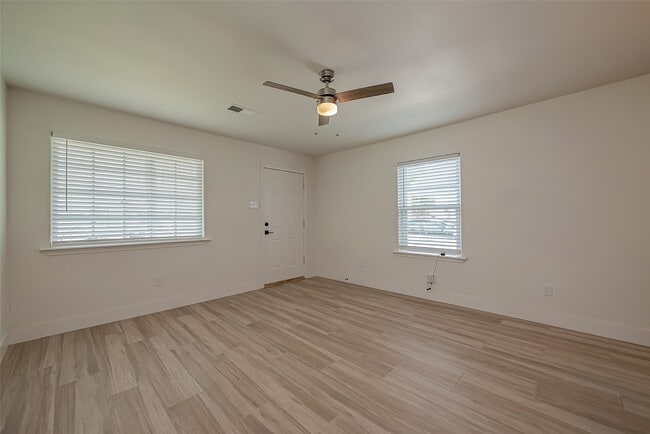 Building Photo - 915 Adele St