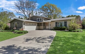 Building Photo - 107 E Burr Oak Dr