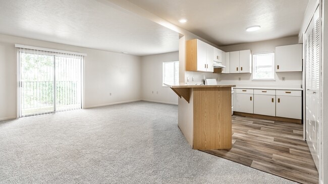 Building Photo - Huntington Cove Apartments