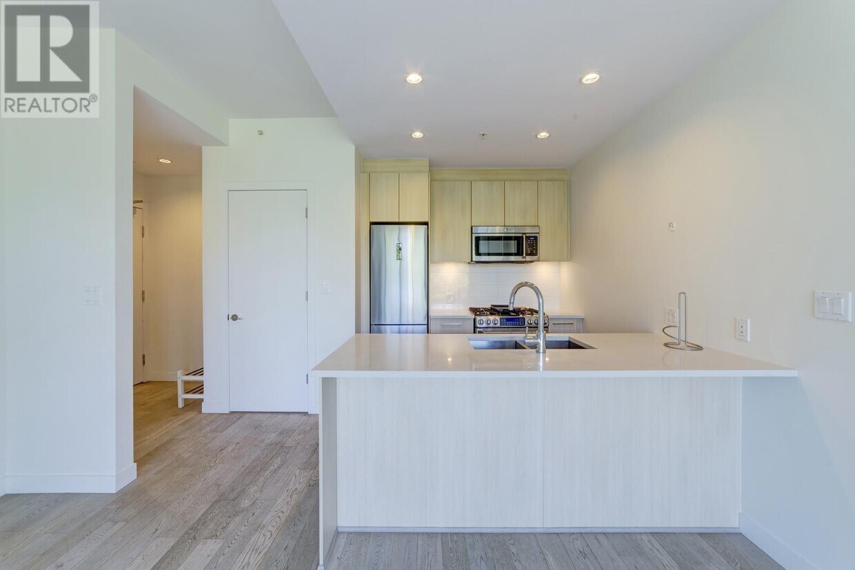 Photo principale - 9060-9060 University Crescent
