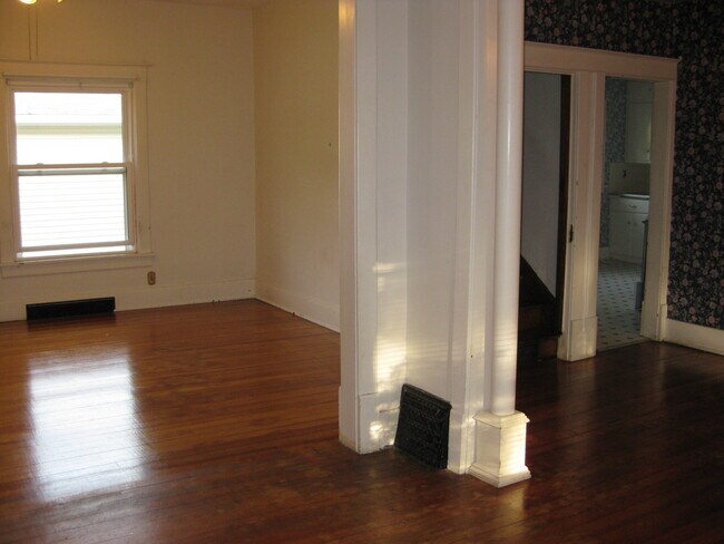 Foto del edificio - Charming Older Home with Tons of Character