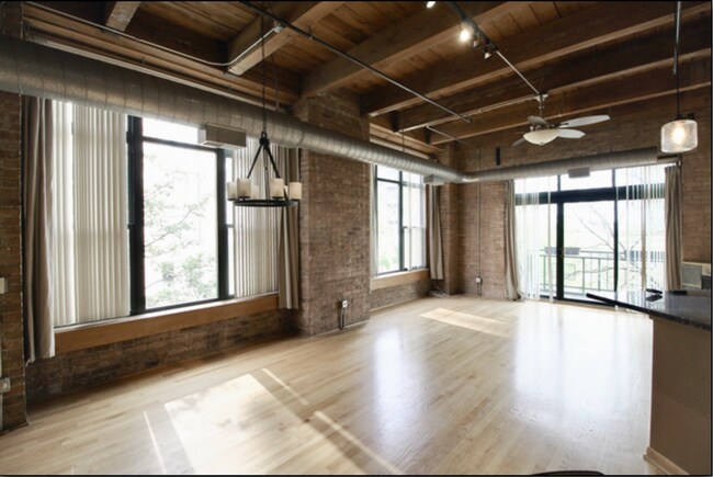 Foto del edificio - Bright and Sunny 2-Bed 2-Bath Apartment fo...