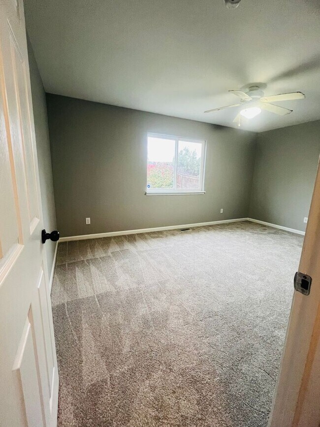 Foto del edificio - -$350.00 off  FIRST FULL MONTH'S RENT w/ 1...