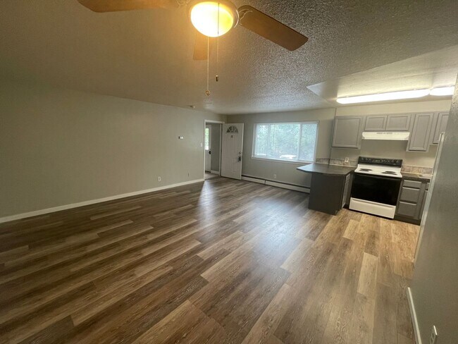 Building Photo - Huge 2 Bedroom 1 Bath Located Just Outside...