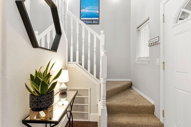 Foto del edificio - Lovely Row House in Kenton with Fenced Yard and Attached Garage