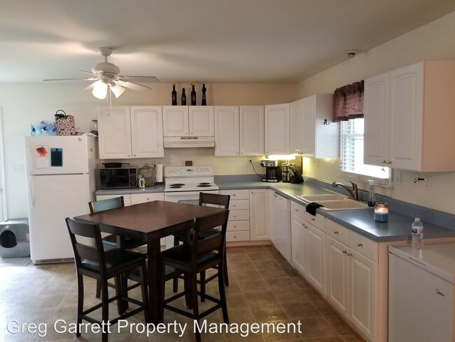 Building Photo - 2 br, 1 bath House - 58-A South Emmaus RD