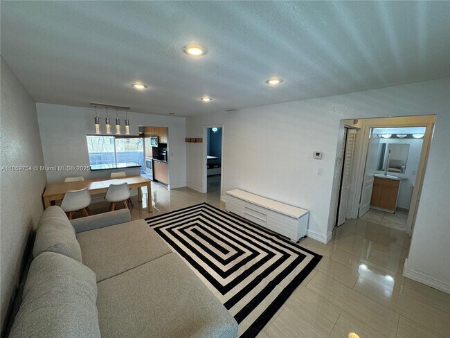 Foto del edificio - 677 NE 24th St