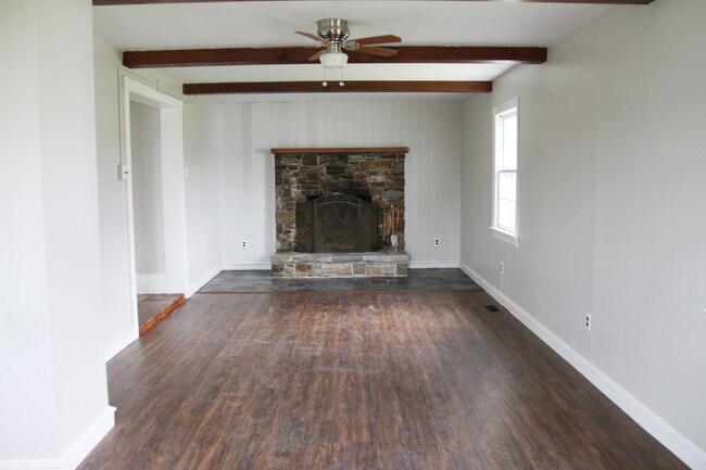 Building Photo - 701 E Hillcrest Dr