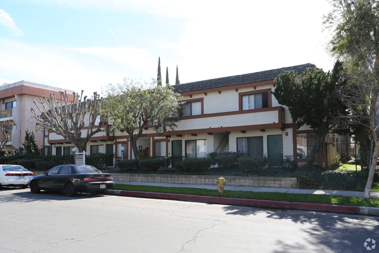 Primary Photo - Churchill Court Apartments