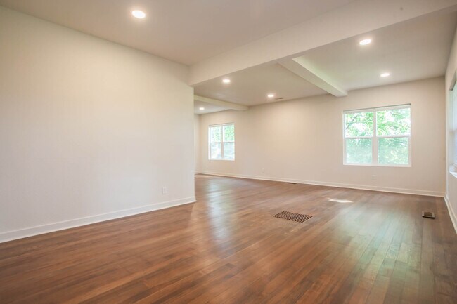 Foto del edificio - 2100 Kenwood Dr