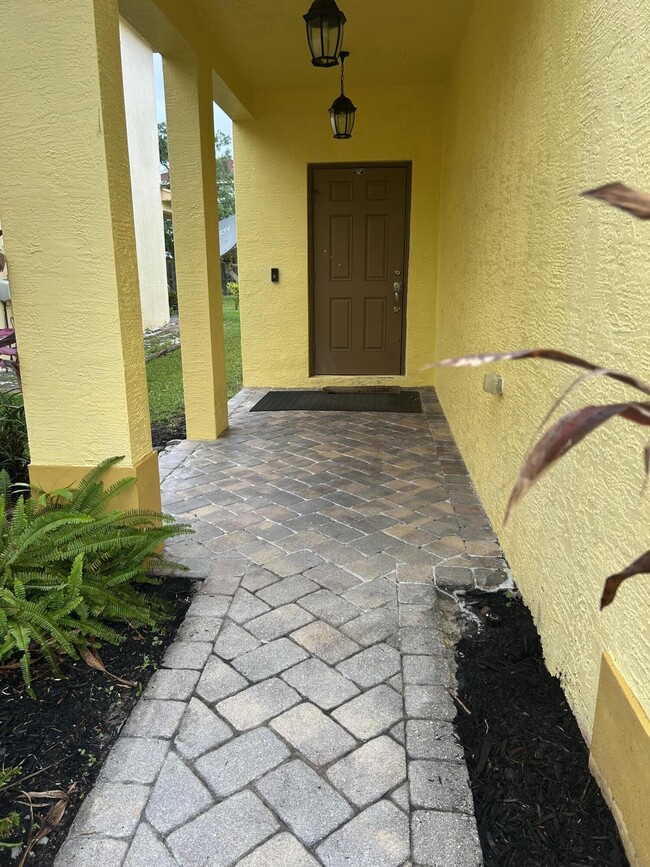 Foto del edificio - 9426 Windrift Cir