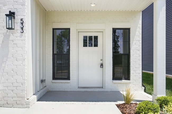 Building Photo - 3 Bedroom 2 1/2 Bath Luxury Home Near Madison Street!