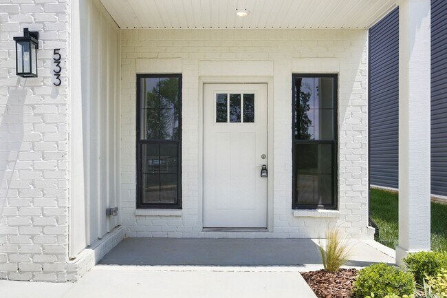 Foto del edificio - 3 Bedroom 2 1/2 Bath Luxury Home Near Madison Street!