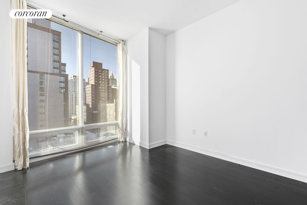 Foto principal - 300 E 23rd St