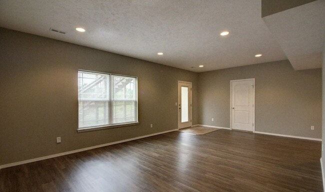 Building Photo - Spacious 5 bedroom rental in Springfield!