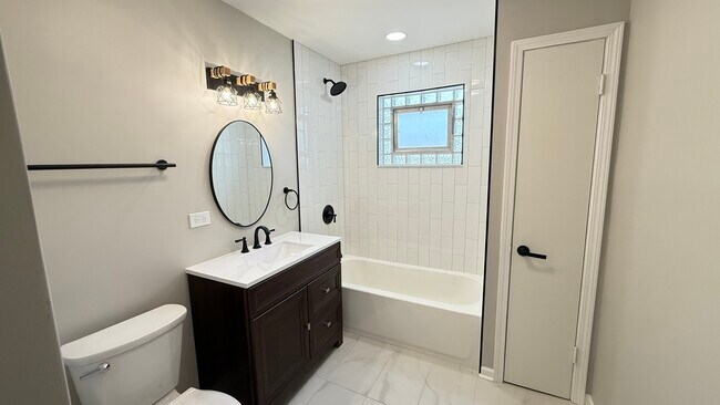 Foto del edificio - 3658 N Laramie Ave