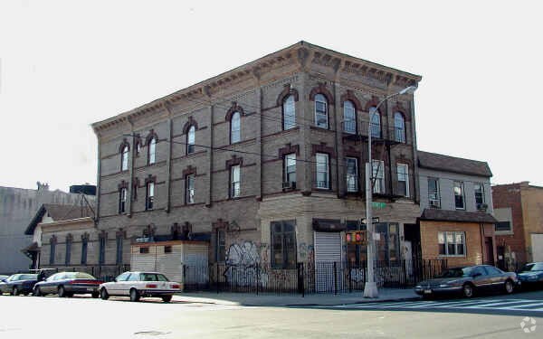 Primary Photo - 390 Seneca Ave