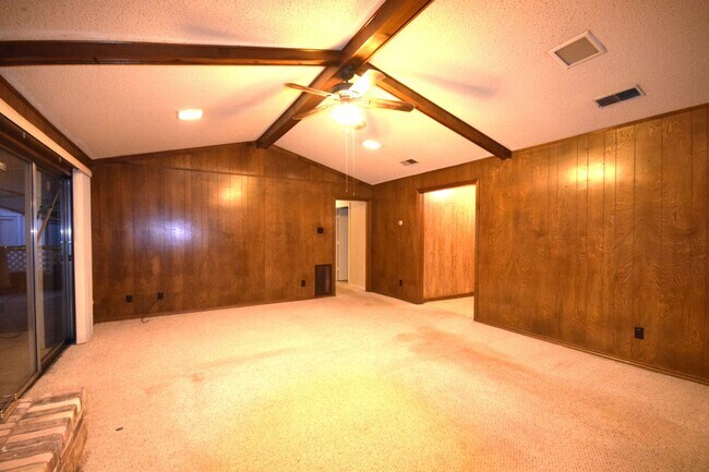 Foto del edificio - 1045 Briarwood Ln