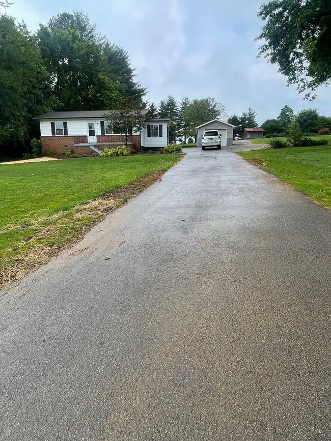Building Photo - Knoxville 37923 - 2 bedroom, 1 bath home -...
