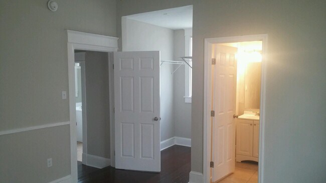 Building Photo - 806 E Park Ave