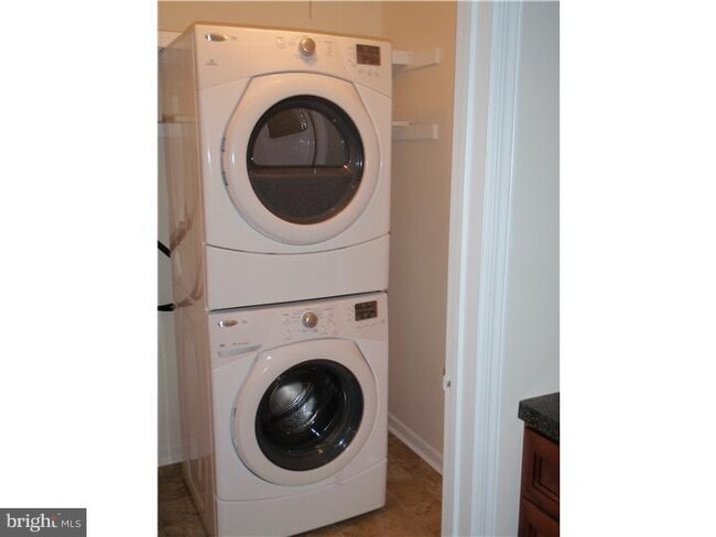 Foto del edificio - 404 Hopkins Ct