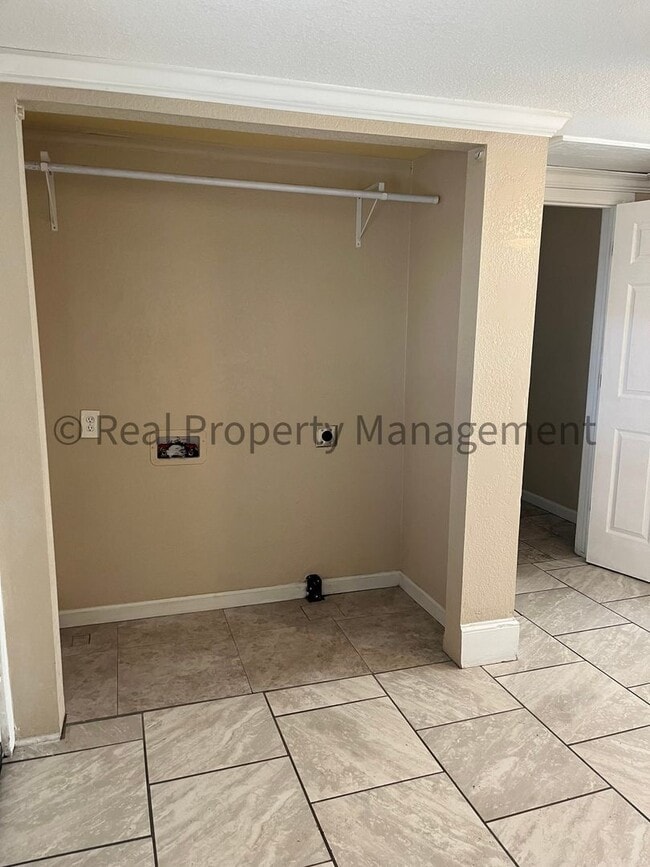 Building Photo - 2 Bedroom Home With Bonus Room Coming in O...