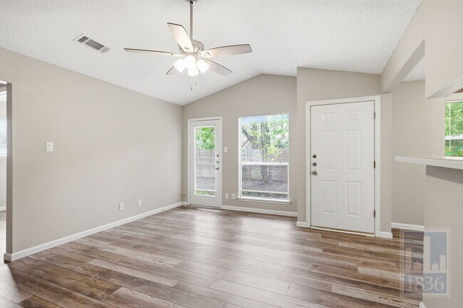 Foto del edificio - 13305 Waverly Ct