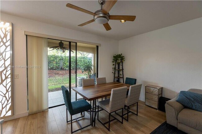Foto del edificio - 4154 Forest Dr