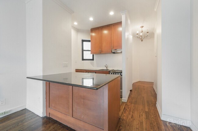 Building Photo - 160 E 91st St