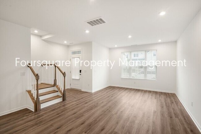 Building Photo - 2 Story Townhouse | One Car Garage | Hardw...