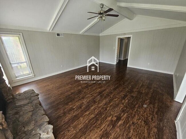 Building Photo - 4096 Royalcrest Dr