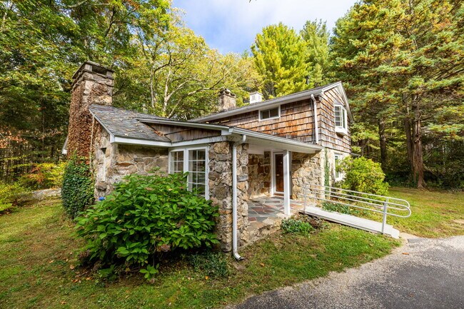 Foto del edificio - 418 Plymouth Rd