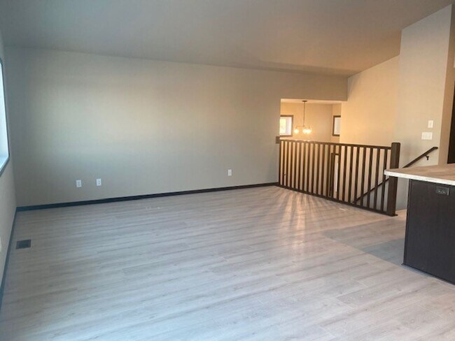 Foto del edificio - Modern 3 Bedroom Home with Garage & Fenced Yard for Rent!