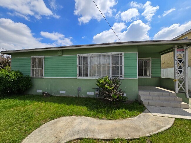 Building Photo - 3 bedroom / 2 bathroom front house for ren...