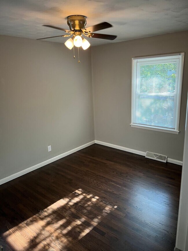 Foto del edificio - Spacious Two-Level Home with Dual Living Areas, 2 Kitchens & Covered Back Deck!