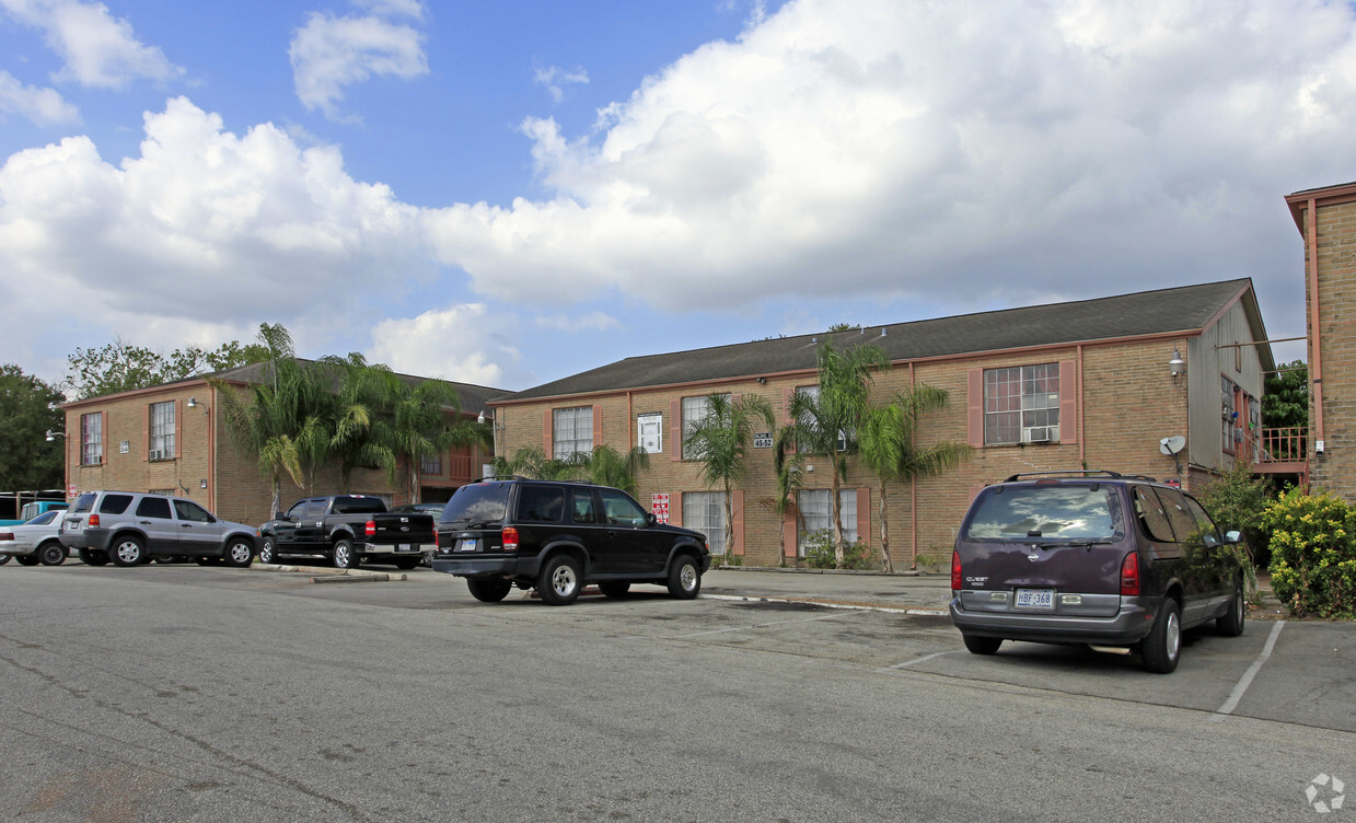 Foto principal - Chimney Rock Court Apartments