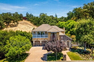 Building Photo - 1301 Sugarloaf Dr