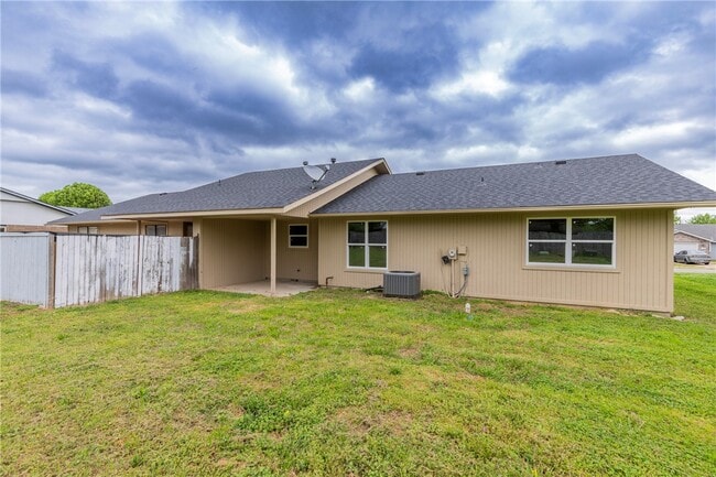 Building Photo - 1802 S 14th Pl