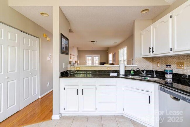 Building Photo - 8263 Southgate Commons Dr