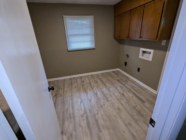 Building Photo - 322 Forest Hill Dr