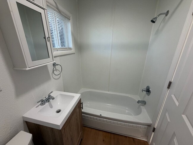 Building Photo - 2.2 Miles to Oregon Tech and Sky Lakes Medical Center! Freshly renovated 1bdrm that includes ELEC...