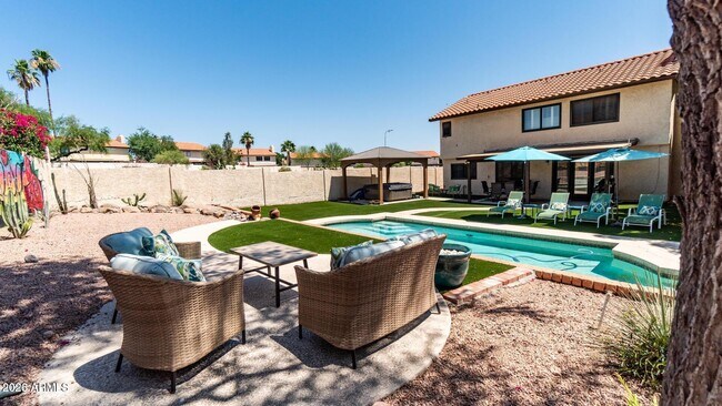 Building Photo - 1460 N La Rosa Dr